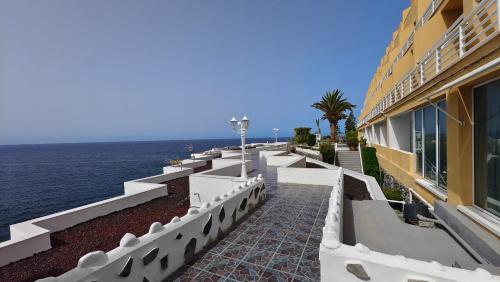 Front-line Apartment Las Barandas holiday rental in Tenerife with sea views